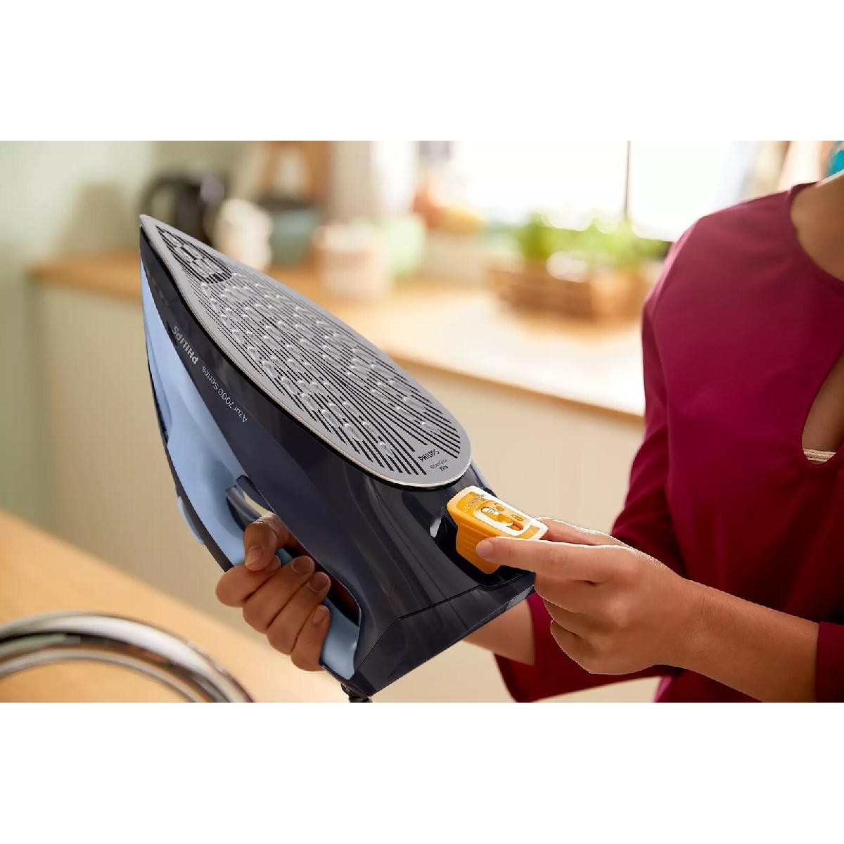 Philips DST7041/20 HV Steam Iron 2800 watt 50gr/min Light Dark Blue Philips DST7041/20 HV Steam Iron 2800 watt 50gr/min Light Dark Blue