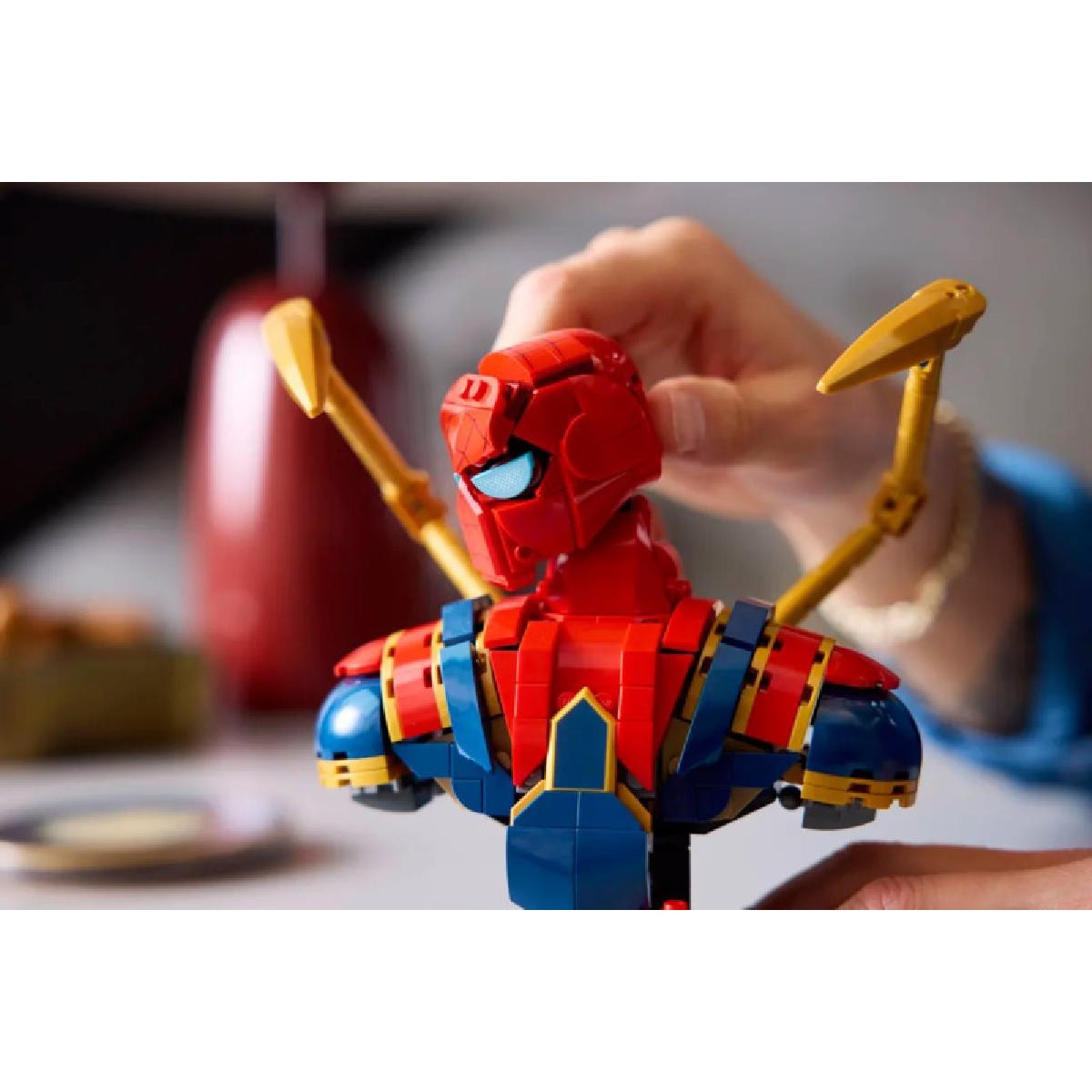 LEGO® Super Heroes Iron Spider-Man Bust (76326)