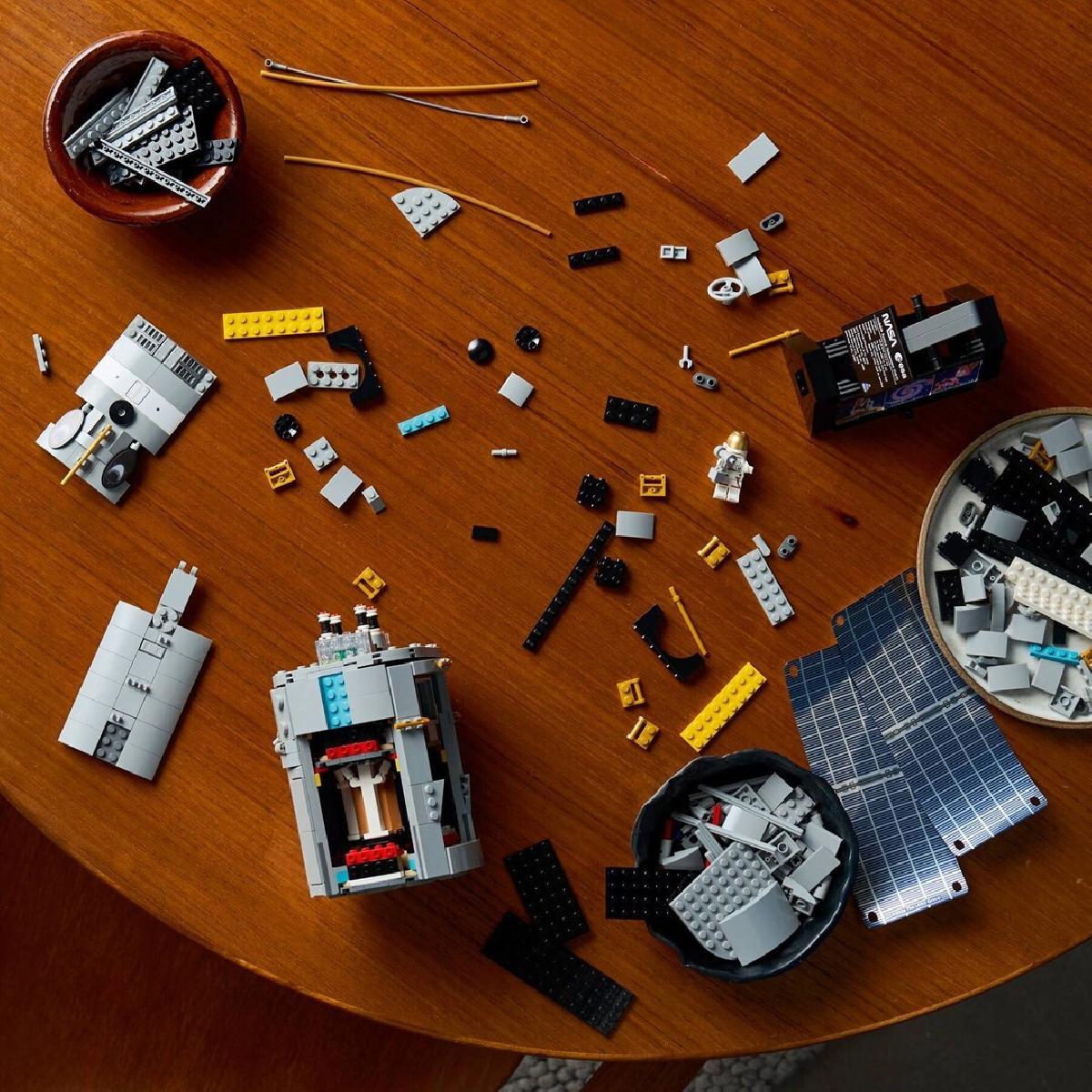 LEGO® Icons Hubble Space Telescope (11382)